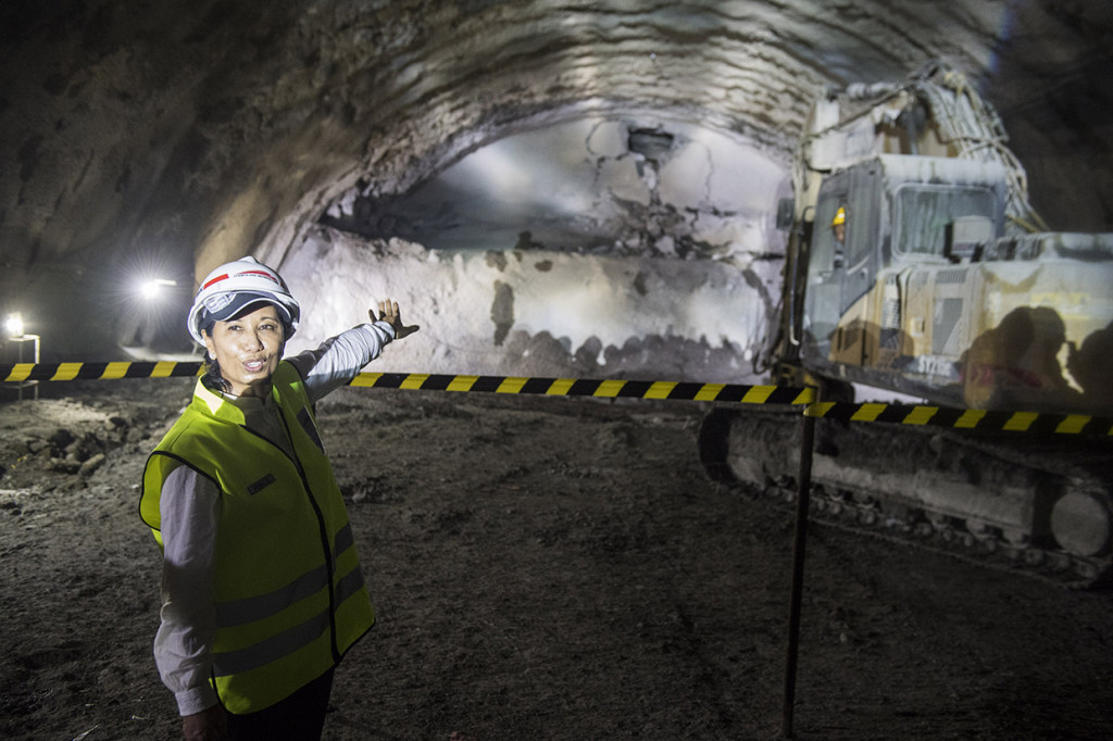 Menteri BUMN RIni Soemarno menyaksikan Tunnel Walini yang berhasil ditembus saat pengerjaan proyek Kereta Cepat Jakarta-Bandung di Kabupaten Bandung Barat, Jawa Barat.