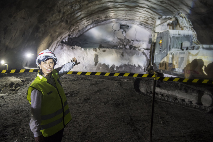Menteri BUMN RIni Soemarno menyaksikan Tunnel Walini yang berhasil ditembus saat pengerjaan proyek Kereta Cepat Jakarta-Bandung di Kabupaten Bandung Barat, Jawa Barat.