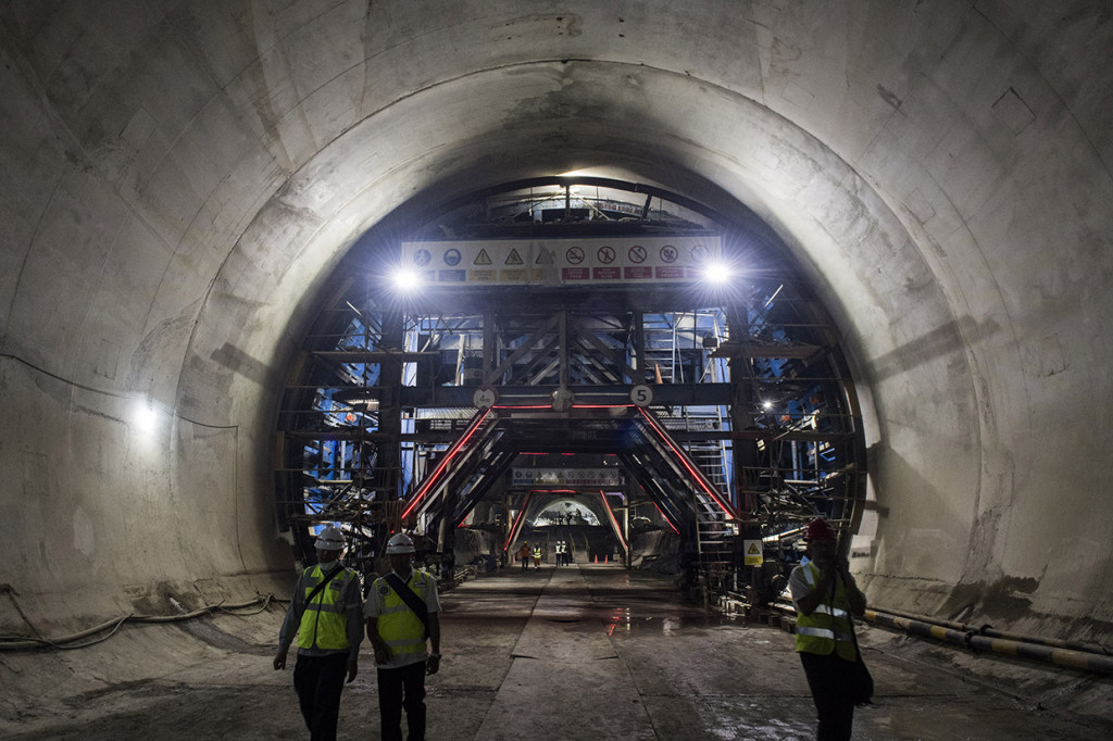 Pembangunan Proyek Kereta Cepat Jakarta - Bandung (KCJB) mencapai babak baru setelah Tunnel Walini di Jawa Barat berhasil ditembus yang pengerjaannya dilaksanakan selama 15 bulan, dengan panjang 608 meter menjadi tunnel pertama dari 13 tunnel KCJB lainnya yang berhasil ditembus.