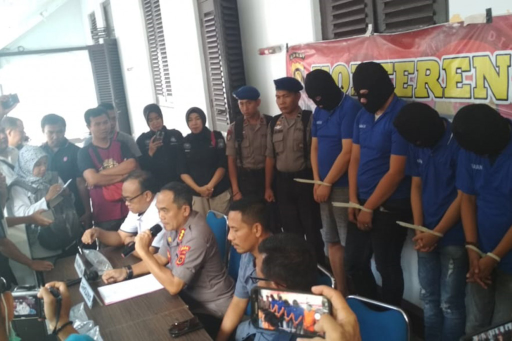 Dalam operasi tangkap tangan tersebut, diamankan enam orang tersangka yaitu satu pelaku berinisial KH warga negara Tiongkok, dan 5 orang warga negara Indonesia LC dan HR sebagai penerjemah, serta ZI, PA, dan AI sebagai pekerja.