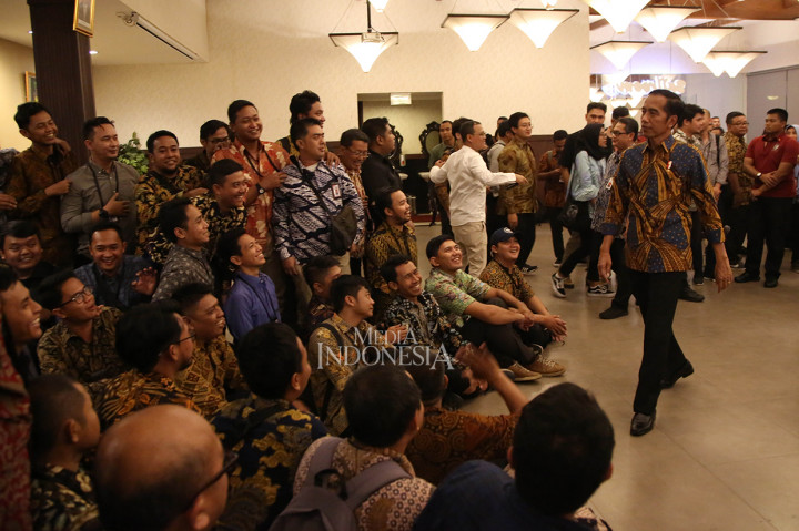 Presiden Joko Widodo mengikuti acara buka bersama wartawan kepresidenan di Jakarta.