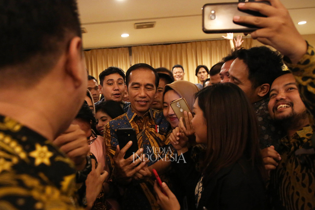 Presiden Joko Widodo melayani wartawan untuk berfoto seusai acara buka puasa bersama wartawan kepresidenan di Jakarta.