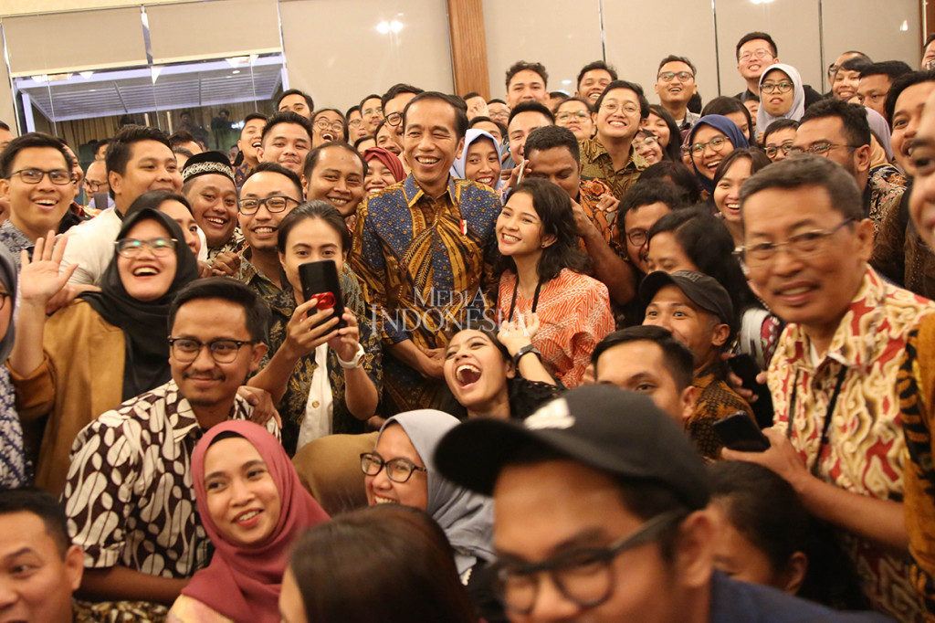 Dalam kesempatan itu Presiden Joko Widodo mengucapkan terima kasih kepada para awak media yang telah melakukan pemberitaan baik pemberitaan yang baik-baik maupun yang penuh kritik.

