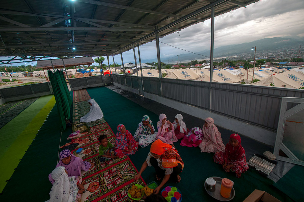 Ibu-ibu korban bencana gempa menyiapkan makanan untuk buka puasa bersama di musala Kamp Pengungsi Balaroa, Palu, Sulawesi Tengah, Selasa, 14 Mei 2019.