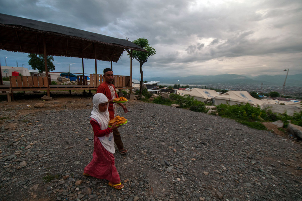 Menjelang delapan bulan pascabencana, ribuan pengungsi yang menempati kamp tenda-tenda darurat tersebut terpaksa menjalani Ramadan dengan kondisi yang sangat terbatas dan sangat tergantung dari bantuan pihak luar.