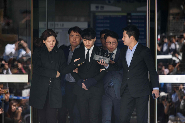 Mantan anggota boyband BIGBANG Seungri (tengah), nama asli Lee Seung-hyun, resmi ditahan usai menjalani persidangan di Pengadilan Tinggi di Seoul, Selasa, 14 Mei 2019. 