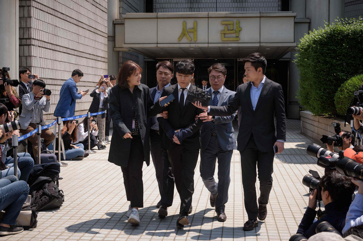 Seungri mengadapi tuduhan penggelapan dan muncikari, sehubungan dengan penyelidikan polisi terhadap skandal seks dan narkoba di klub malam di Seoul. 