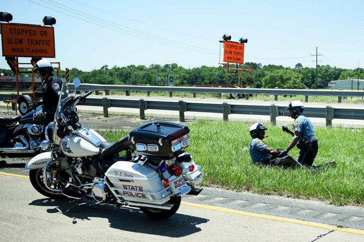 Belum diketahui penyebab kecelakaan tersebut, namun tiga dari empat petugas dibawa ke rumah sakit setempat untuk mendapat perawatan karena cedera ringan dan dalam kondisi stabil.