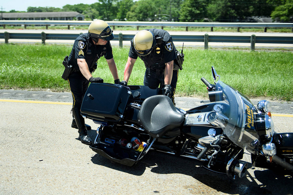 Para petugas yang terluka berasal dari Departemen Kepolisian Westlake, Departemen Kepolisian Sulfur dan Kantor Sheriff Paroki Calcasieu.