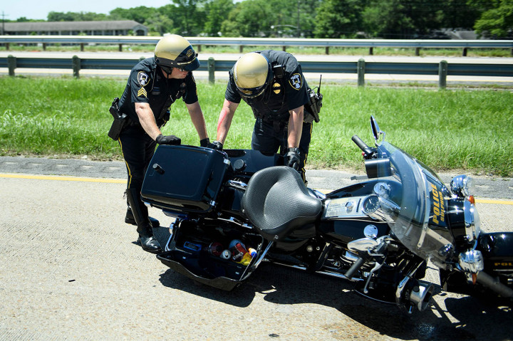 Para petugas yang terluka berasal dari Departemen Kepolisian Westlake, Departemen Kepolisian Sulfur dan Kantor Sheriff Paroki Calcasieu.