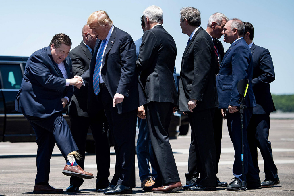 Sebelumnya, saat tiba di Bandara Internasional Chennault Trump disambut oleh Gubernur Louisiana, Billy Nungeseer. Yang unik, Nungeseer menunjukkan kepada  kaus kakinya yang bergambar Trump kepada Presiden AS tersebut.
