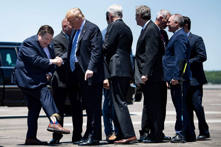 Sebelumnya, saat tiba di Bandara Internasional Chennault Trump disambut oleh Gubernur Louisiana, Billy Nungeseer. Yang unik, Nungeseer menunjukkan kepada  kaus kakinya yang bergambar Trump kepada Presiden AS tersebut.
