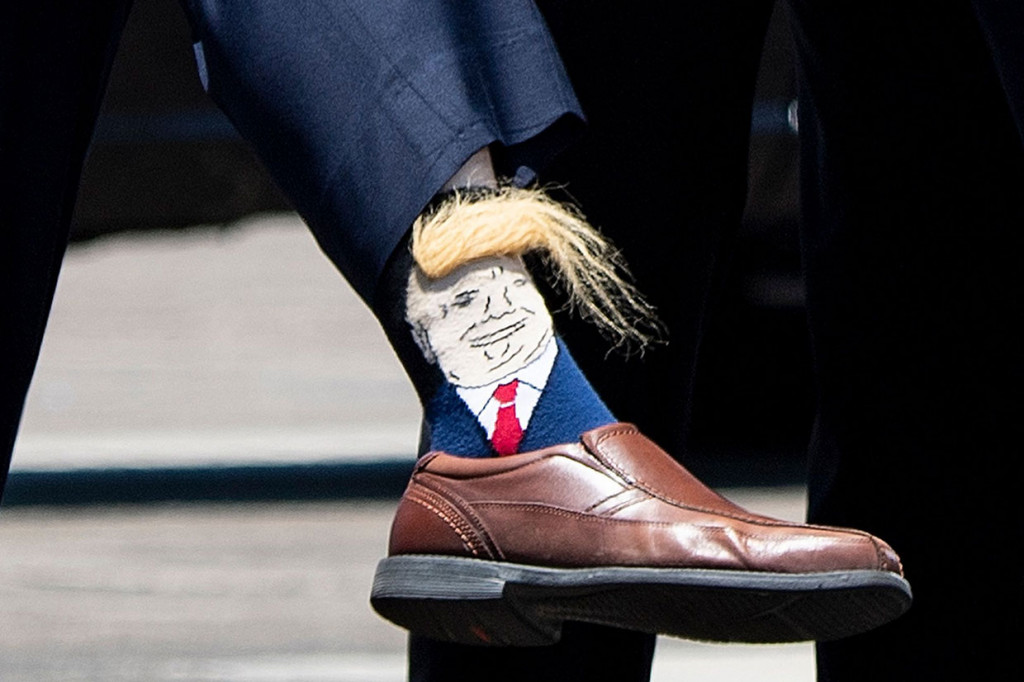 Inilah kaus kaki Gubernur Louisiana, Billy Nungeseer yang bergambar Donald Trump.