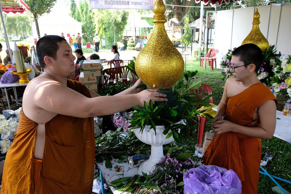 Sejumlah Bhiksu asal Thailand membantu mempersiapkan altar untuk puja bakti di komplek candi Mendut, Mungkid, Magelang Jawa Tengah Rabu, 15 Mei 2019. Antara Foto/Anis Efizudin
