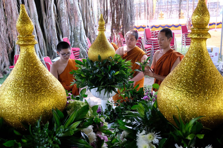 Berbagai persiapan dilakukan dalam rangkaian perayaan hari raya Tri Suci Waisak 2563 BE/2019. Antara Foto/Anis Efizudin