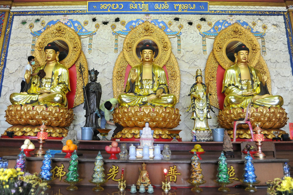 Petugas membersihkan patung Buddha di Vihara Buddha Dharma, Kuta, Bali. Antara Foto/Fikri Yusuf
