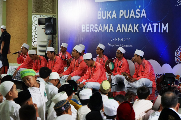 Tim nasyid dari peserta kegiatan Syiar Anak Negeri saat mengisi acara Buka Puasa Bersama Anak Yatim di Masjid Nursiah Daud Paloh. Medcom.id/Khalishah Nuramalina