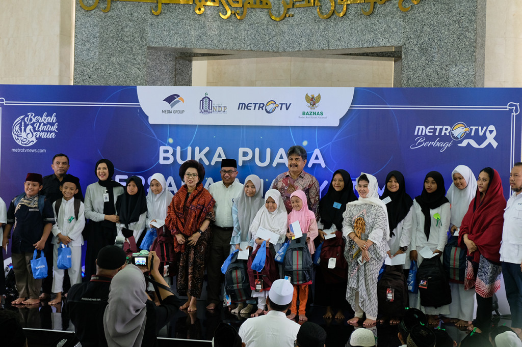 Kegiatan ini merupakan bagian dariCorporate Social ResponsibilityMetro TV dalam program Metro TV Berbagi. Keluarga besar Metro TV dan Dewan Kemakmuran Masjid (DKM) Nursiah Daud Paloh turut memeriahkan acara buka puasa bersama ini. Medcom.id/Adhiya Chalimi Nanda R