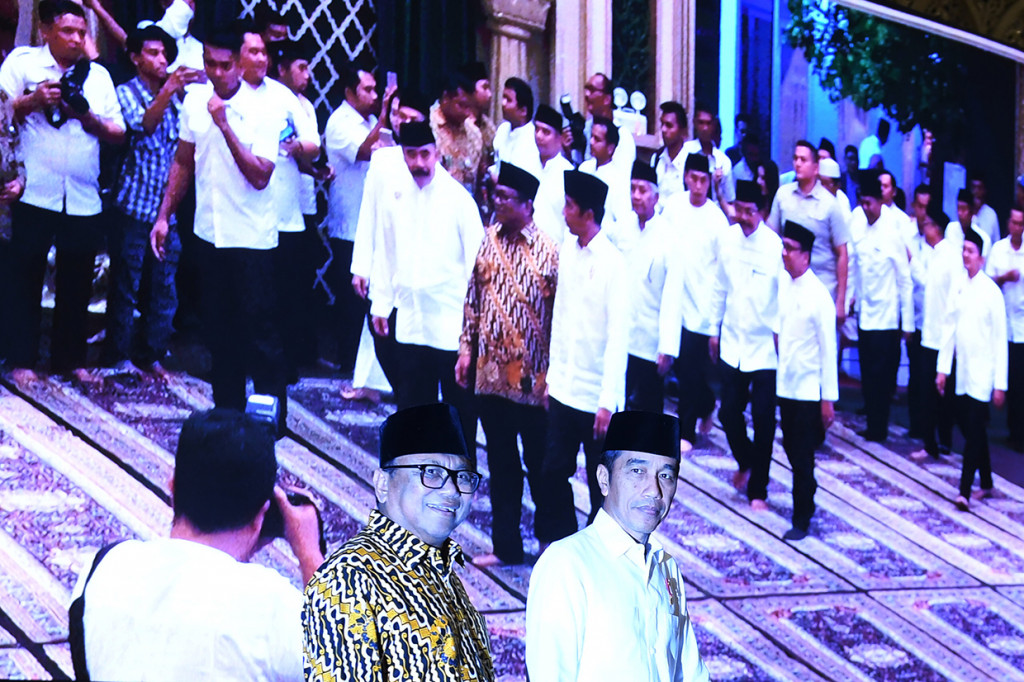 Kehadiran Jokowi disambut langsung oleh OSO di depan rumahnya. Setelah bersalaman, Ketua Umum Partai Hanura itu langsung mengajak Jokowi masuk.