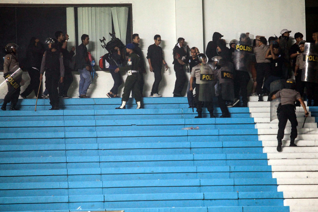 Akibat kericuhan antarsuporter tersebut pertandingan sempat diberhentikan sejenak sejak menit ke-32. Laga kemudian bisa dilanjutkan kembali dan berakhir untuk kemenangan tuan rumah dengan skor 3-1.