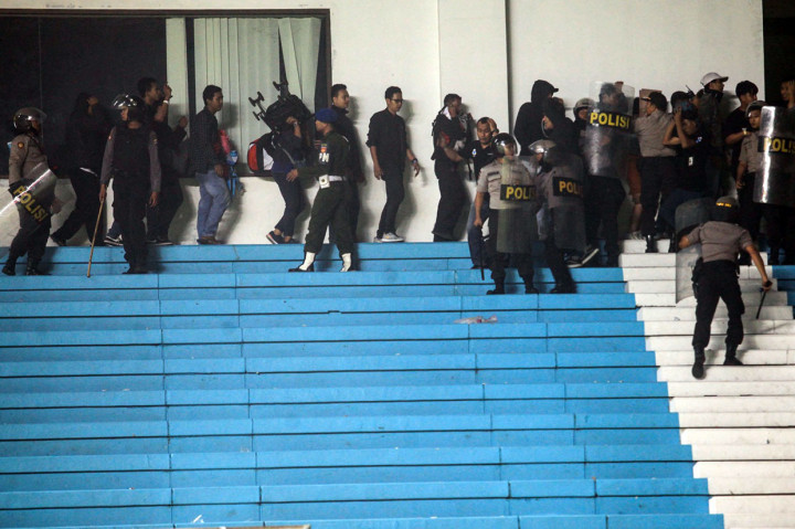 Akibat kericuhan antarsuporter tersebut pertandingan sempat diberhentikan sejenak sejak menit ke-32. Laga kemudian bisa dilanjutkan kembali dan berakhir untuk kemenangan tuan rumah dengan skor 3-1.