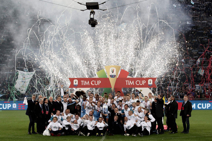 Para pemain Lazio melakukan selebrasi sambil mengangkat trofi Coppa Italia 2018-2019, Kamis, 16 Mei 2019 dini hari WIB.