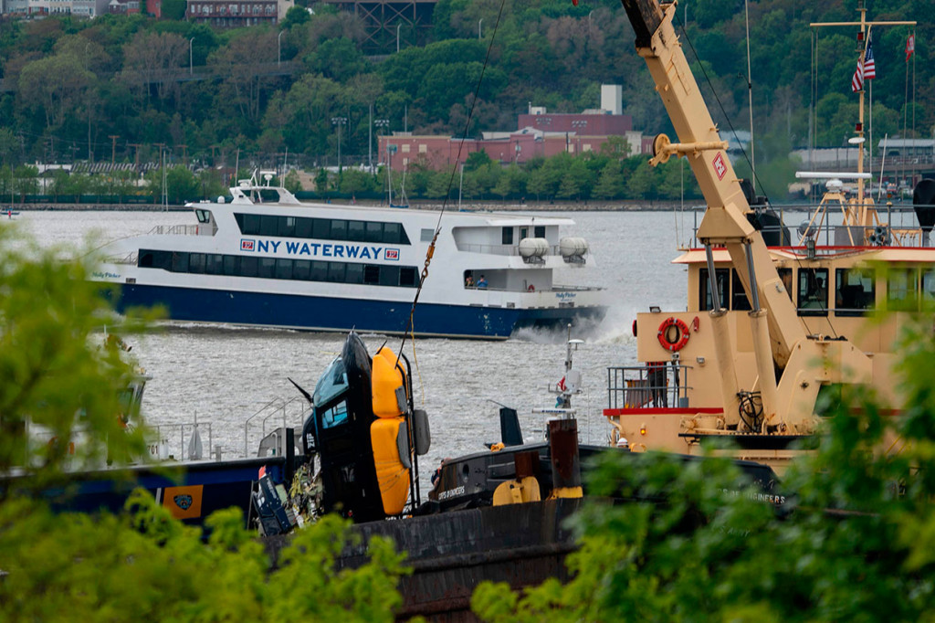 Petugas dari dinas pemadam kebakaran New York berupaya mengevakuasi bangkai helikopter dari dalam Sungai Hudson, kawasan Manhattan, New York, Rabu, 15 Mei 2019 waktu setempat.