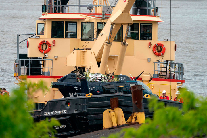 Belum diketahui penyebab kecelakaan tersebut, namun seorang saksi mata menyebut helikopter tersebut bergerak tidak normal saat berada di helipad. Pihak berwenang masih menyelidiki penyebab jatuhnya helikopter tersebut.