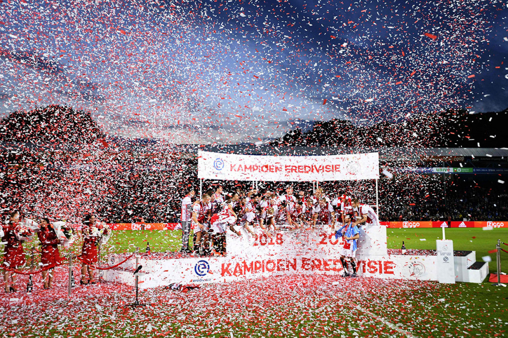 Ajax juara setelah di pertandingan terakhir liga mengalahkan tuan rumah De Graafschap Doetinchem 4-1. Dengan hasil tersebut Ajax mengemas 86 poin, unggul tiga poin atas rival terdekatnya PSV Eindhoven.