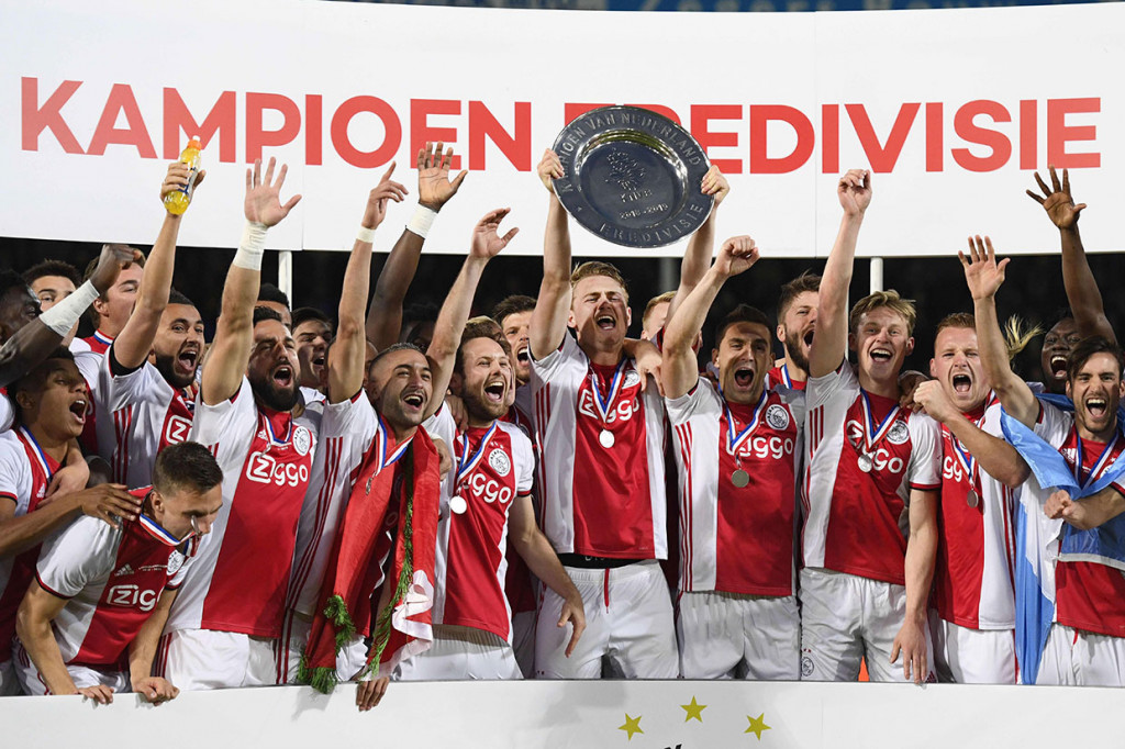 Para pemain Ajax Amsterdam meluapkan kegembiraan mereka usai memastikan diri menjadi juara Liga Belanda untuk ke-34 kalinya, Kamis, 16 Mei 2019 dini hari WIB.