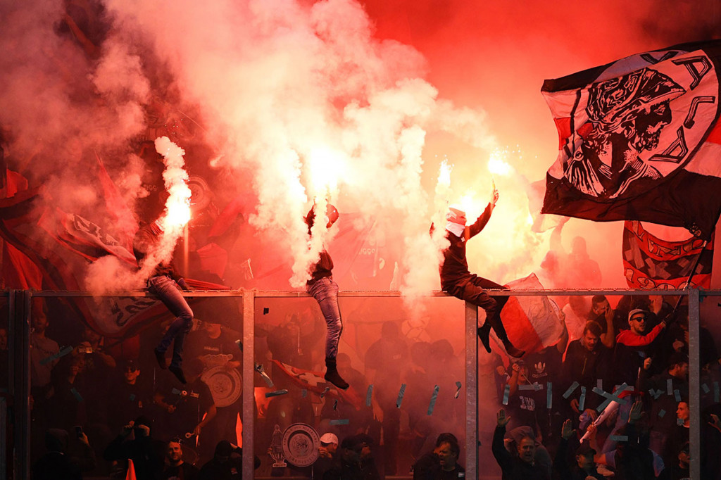 Para suporter Ajax meluapkan kegembiraan dengan menyalakan flare di dalam  Stadion De Vijverberg, Doetinchem, usai tim kesayangan mereka juara Eredivisi  2018-2019.