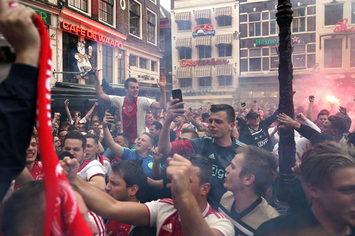 Ribuan pendukung Ajax juga berpesta dengan turun ke jalanan di Amsterdam.
