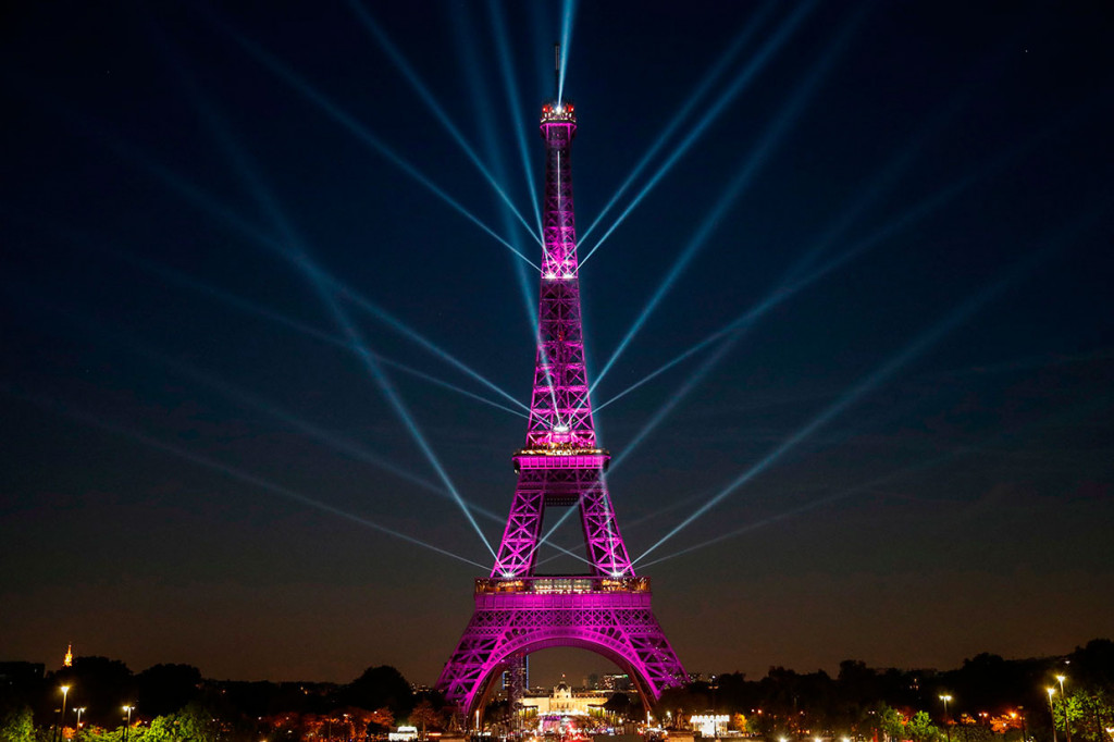 Menara Eiffel menggelar pertunjukan cahaya saat merayakan ulang tahun ke-130 pembangunannya, di Paris, Kamis, 15 Mei 2019 waktu setempat.