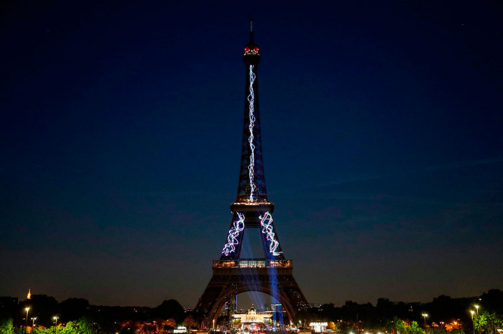 Meskipun ada seruan untuk pembongkaran di tahun-tahun setelah pameran, Menara Eiffel segera menjadi fitur paling ikonik di cakrawala Paris dan menjadi monumen yang paling banyak dikunjungi di Prancis.