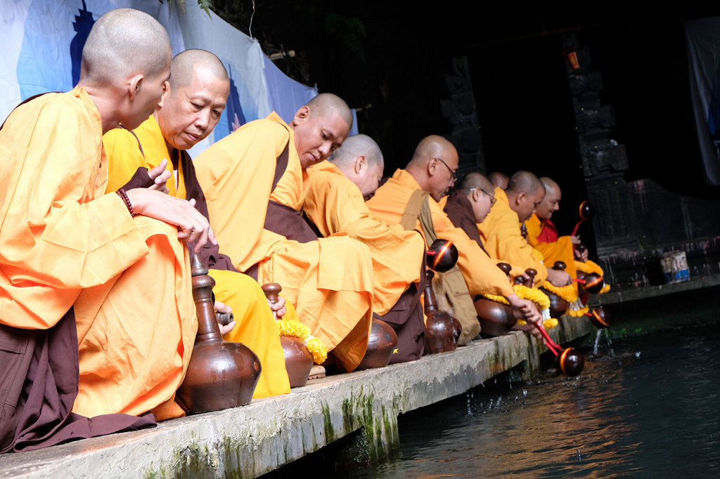 Sejumlah Biksu mengambil air suci dalam rangkaian hari Tri Suci Waisak 2563 BE/2019 di kawasan lereng Gunung Sindoro Umbul Jumprit, Ngadirejo, Temanggung, Jawa Tengah, Kamis, 16 Mei 2019. 