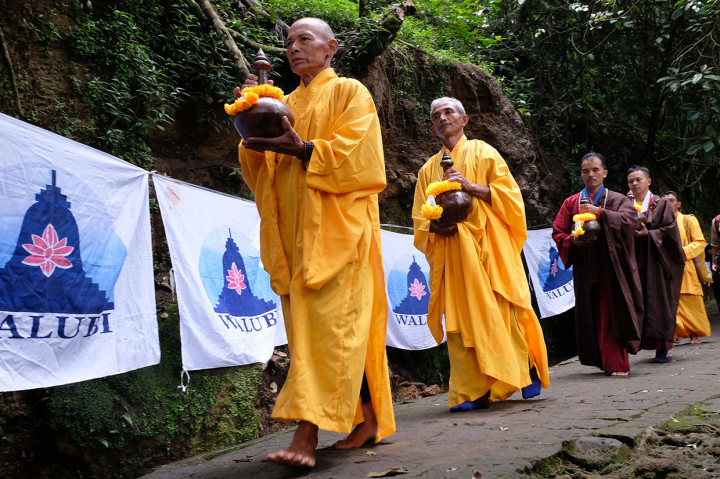 Air suci selanjutnya disemayamkan bersama api abadi di Candi Mendut sebelum diarak menuju candi Borobudur pada puncak peringatan Waisak pada 19 Mei mendatang. 