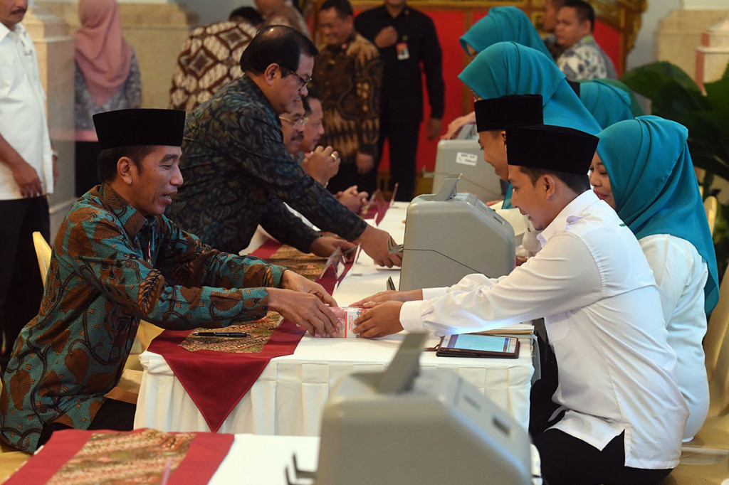 Presiden Joko Widodo (Jokowi) membayarkan zakat dalam acara Penyerahan Zakat kepada Badan Amil Zakat Nasional (Baznas) Tahun 2019 di Istana Negara Jakarta, Kamis, 16 Mei 2019.