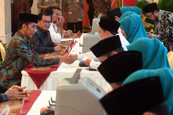 Jokowi membayar zakat mal sebesar Rp55 juta, naik Rp5 juta dibanding tahun lalu. Pembayaran zakat Jokowi disaksikan Ketua Baznas Bambang Sudibyo.