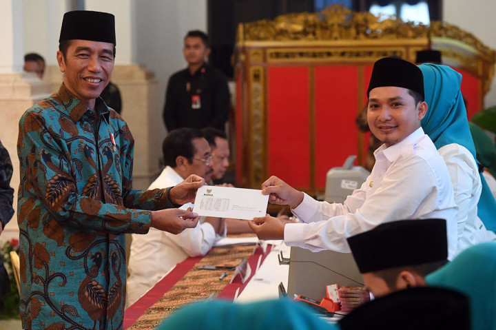 Selain Jokowi pembayaran zakat mal juga diikuti para menteri kabinet Indonesia Kerja, kepala lembaga, hingga direksi Badan Usaha Milik Negara (BUMN).