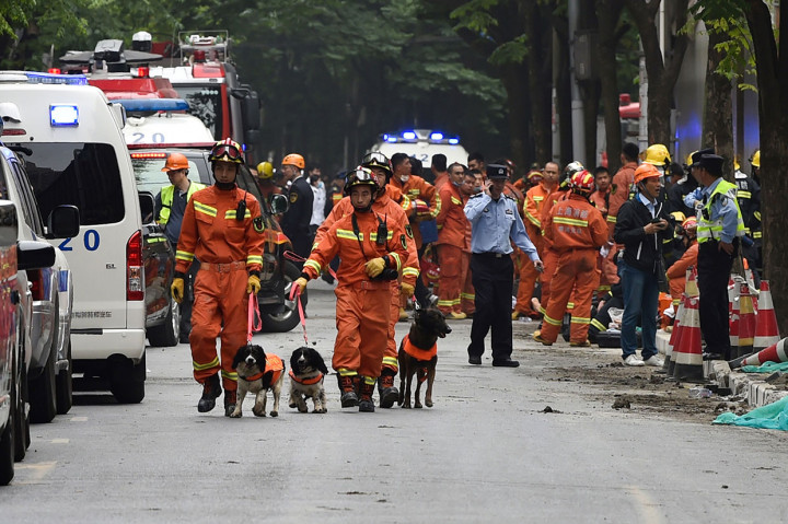 Bangunan di Shanghai Ambruk, 9 Pekerja Terjebak di Reruntuhan
Shanghai: Sedikitnya sembilan pekerja konstruksi terperangkap di reruntuhan setelah sebuah gedung yang sedang direnovasi ambruk, di Shanghai, Tiongkok, Kamis, 16 Mei 2019. AFP Photo/Hector Retamal