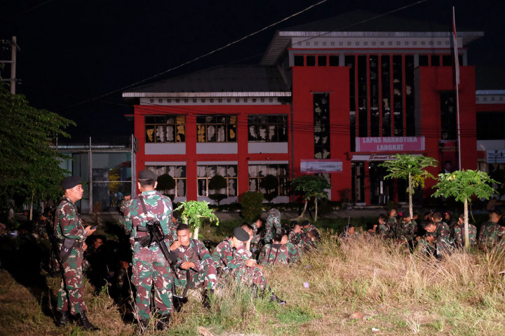 Prajurit TNI berjaga di depan Lapas Narkotika Kelas III Simpang Ladang, Kecamatan Hinai, Kabupaten Langkat, Sumut, pascakerusuhan yang terjadi pada  Kamis, 16 Mei 2019 sore.