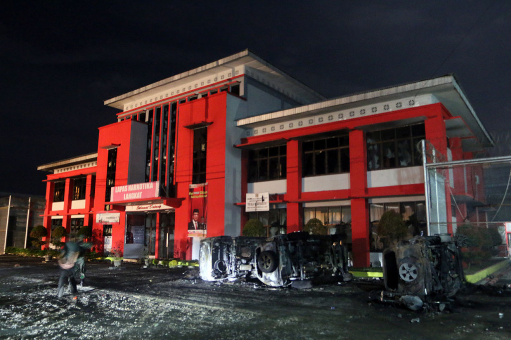 Akibat peristiwa kerusuhan yang dilakukan para narapidana di lapas tersebut sedikitnya tiga mobil dan belasan motor terbakar dan ratusan napi melarikan diri.