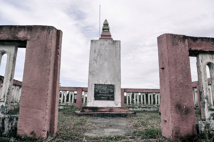 Pulau Buru yang berada di Maluku menjadi lokasi tempat pemanfaatan (Tefaat) yang kemudian berubah menjadi Inrehab (Instalasi Rehabilitasi) para tahanan politik yang ditangkap pasca-G30S/PKI untuk dimanfaatkan membangun kawasan persawahan.