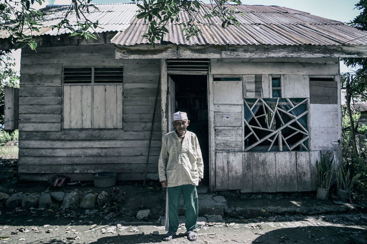 Namun dari sekitar 12 ribu tahanan politik yang dibawa ke Pulau Buru tak semuanya terkait dengan organisasi terlarang PKI. Banyak dari mereka yang difitnah sebagai anggota PKI karena ada yang tak suka pada mereka. “Pada saat itu telunjuk lebih mematikan dari pada senjata, seseorang yang tidak suka sama kita dengan mudahnya menunjuk kita sebagai PKI sehingga kita ditangkap dan dijadikan tahanan politik tanpa melalui proses pengadilan”, ujar Diro.