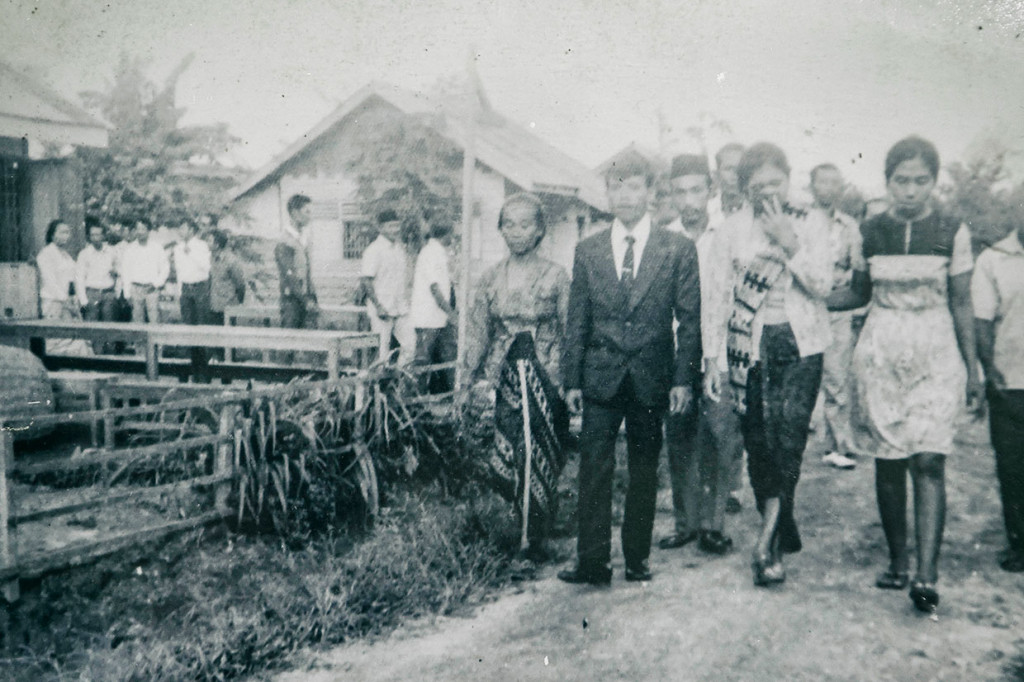 Mulai 1972, banyak istri dan anak para tapol didatangkan dari Pulau Jawa sehingga setelah masa pembebasan pada 1979 banyak para mantan tahanan politik lebih memilih menetap di Pulau Buru tempat dimana mereka menghabiskan waktunya dalam bekerja paksa.