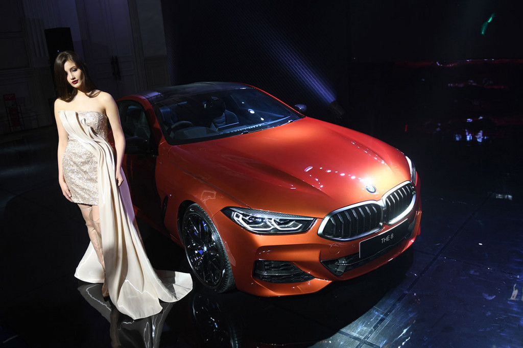 Model berpose disamping All-New BMW M850i Coupe dalam acara Exclusive Preview mobil sport mewah BMW serie 8 tersebut di Jakarta, Jumat, 17 Mei 2019.