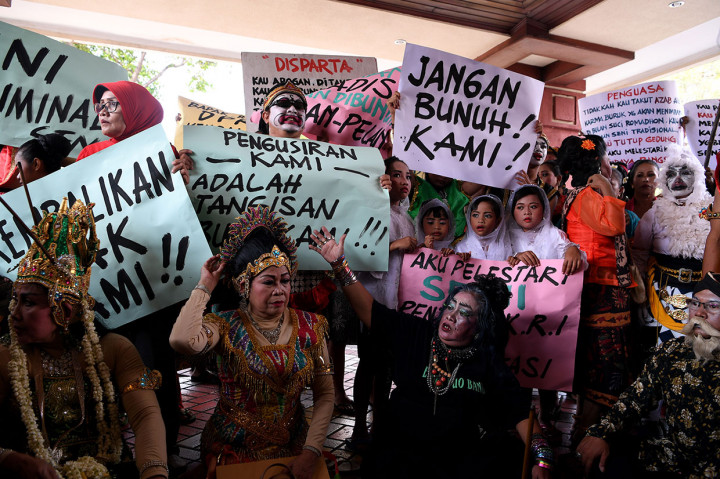 Puluhan seniman Taman Hiburan Rakyat (THR) Surabaya, membentangkan poster saat berunjuk rasa di DPRD Surabaya, Jawa Timur, Jumat, 17 Mei 2019.