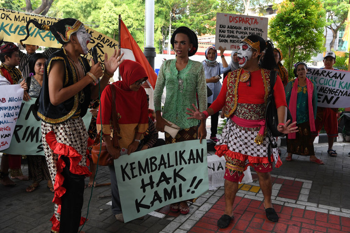 Dalam aksinya mereka memprotes tindakan dinas Kebudayaan dan Pariwisata setempat yang mengambil gamelan dan mengunci Gedung Kesenian Pringgondani di THR.
