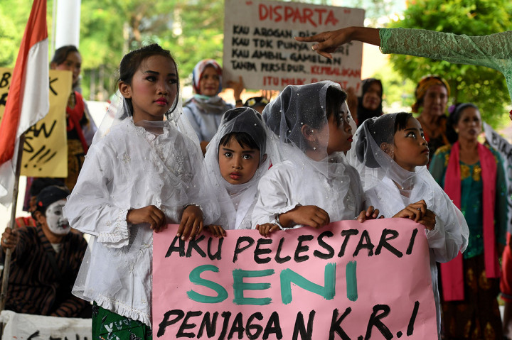 Selain menyampaikan tuntutan, para peserta aksi dari kalangan ibu-ibu dan anak-anak menampilkan Tari Remo dan tembang mocopat di halaman depan gedung DPRD Surabaya. Tampak Ketua DPRD Surabaya Armuji menyambut kedatangan para seniman tersebut.