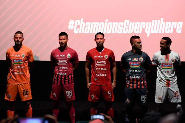 Pada musim 2019 ini, Persija memperkenalkan tiga warna jersey dengan tampilan terbaru, masing-masing merah, oranye, dan putih. Jersey merah yang dikombinasi warna putih pada bagian kerah merupakan warna utama atau home. Sementara itu jersey kiper menggunakan warna abu-abu untuk kandang dan merah jambu untuk tandang.